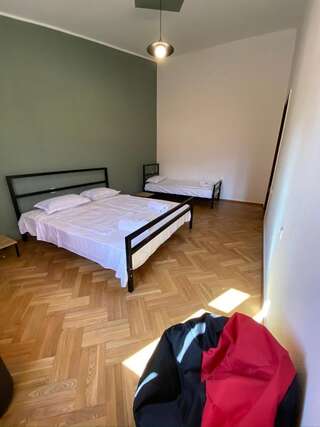 Хостелы Red Door Тбилиси Бюджетный трехместный номер-3